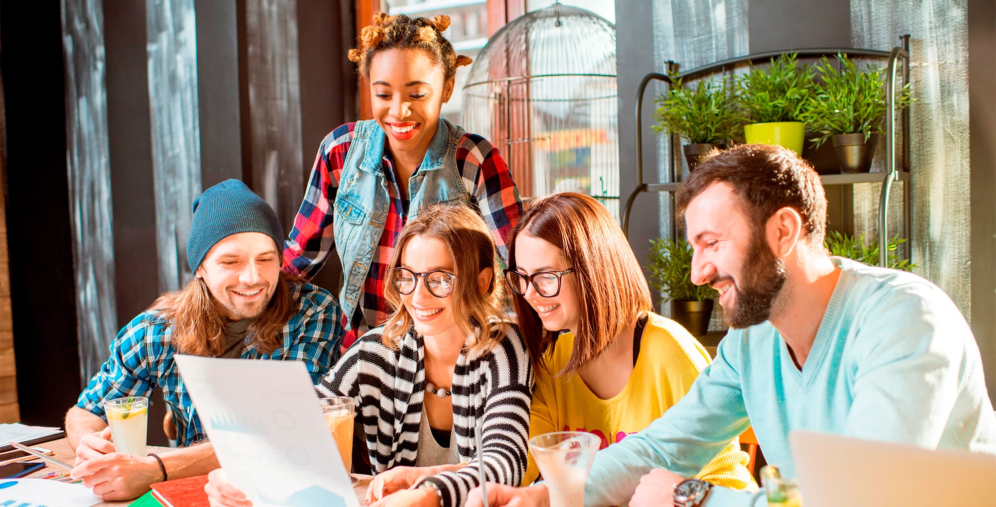 Grupo de personas trabajando o estudiando juntos en la mesa grande